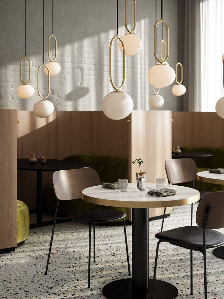 Pendelleuchte Shapes 27 im eleganten Restaurant mit organisch geformtem Design und Messingdetails.