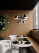 Pendelleuchte Stay 3-Spot über einem stilvollen Essbereich mit modernem Interieur.