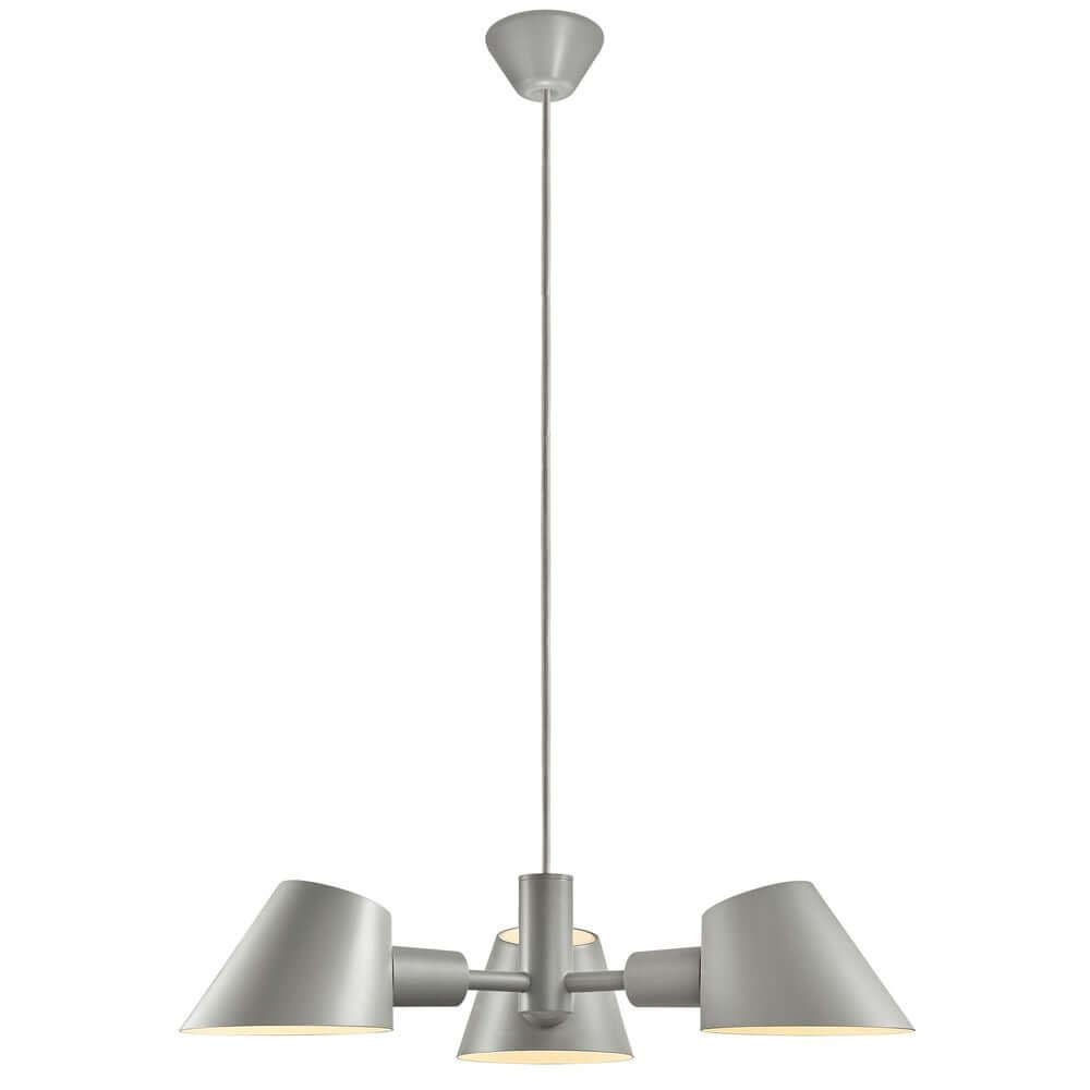 Pendelleuchte Stay 3-Spot mit drei silbernen Lampenschirmen und gehangenem Design.