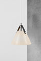 Pendelleuchte Strap 16 9G aus Glas und Leder im skandinavischen Stil mit modernem Design.