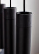 Pendelleuchte Tilo 5-Spot mit schwarzem Metall und Eschenholzdetails im minimalistischen Design.