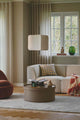 Pendelleuchte Tinto über einem modernen Wohnbereich mit Sofa und Couchtisch.