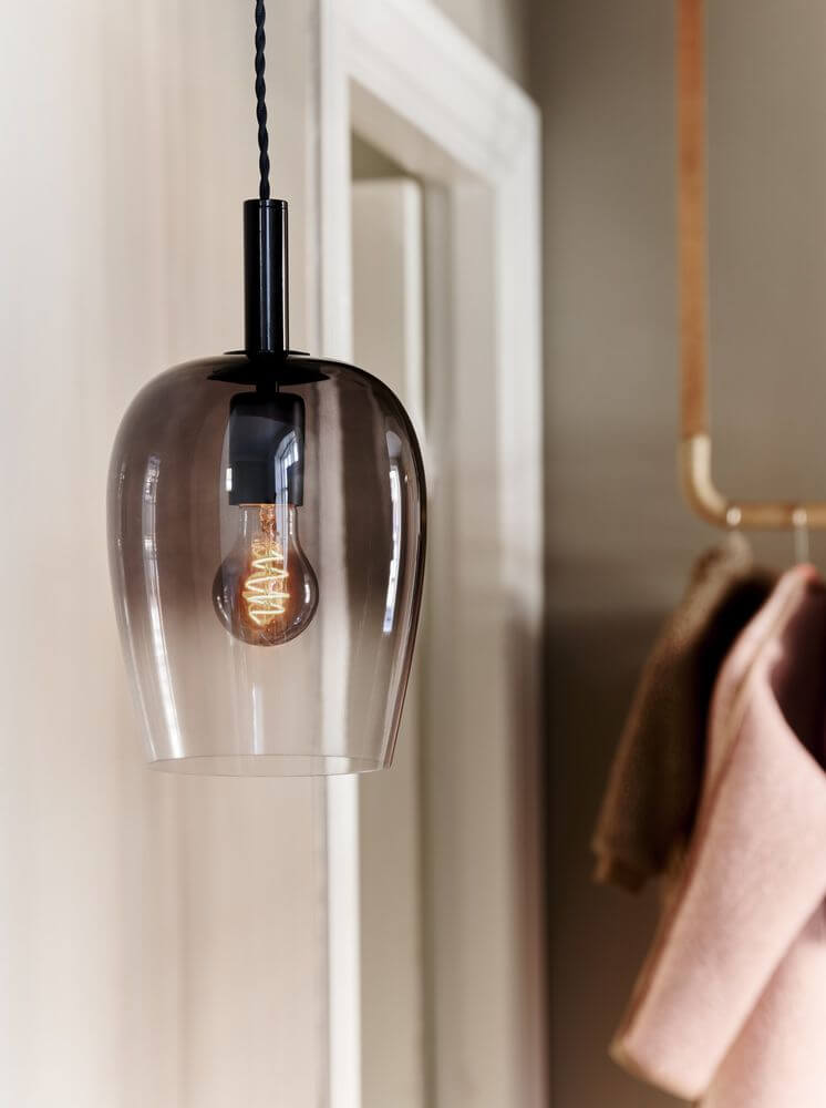 Pendelleuchte Uma 18 in modernes Design mit rauchglaskugel und dekorativer Glühbirne.