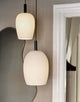 Pendelleuchte Uma 23 in elegantem Design mit zwei hängenden Lampenschirmen in modernem Stil.
