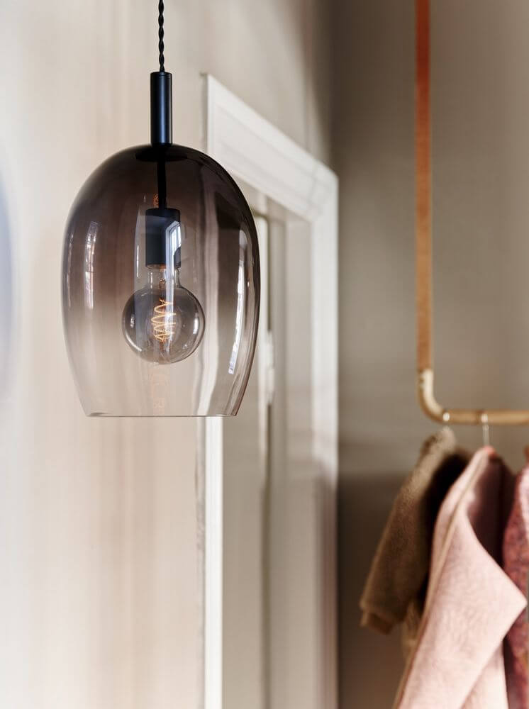Pendelleuchte Uma 23 in modernem Design mit rauchgläsernem Schirm und stilvollem Licht.