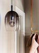 Pendelleuchte Uma 23 in modernem Design mit rauchgläsernem Schirm und stilvollem Licht.