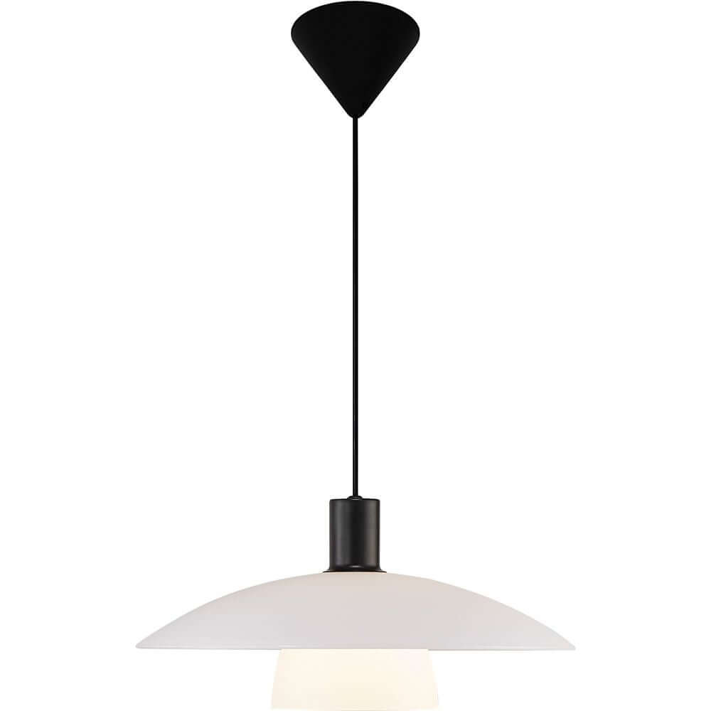 Pendelleuchte Verona aus weißem Opalglas und mattem schwarzem Metall für modernes skandinavisches Design.