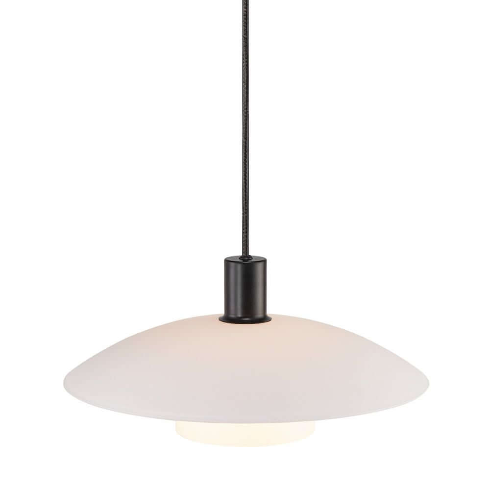 Pendelleuchte Verona mit zwei Schirmen aus weißem Opalglas und mattem schwarzen Metall für modernes skandinavisches Design.