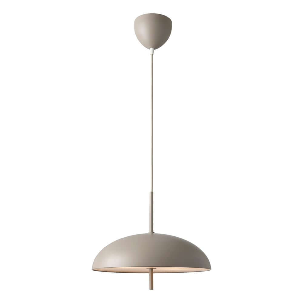 Pendelleuchte Versale 35 in skandinavischem Design mit runder Form und blendfreiem Licht für einladendes Ambiente.