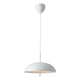 Pendelleuchte Versale 35 in modernem, skandinavischem Design mit rundem Lampenschirm und sanftem Licht.