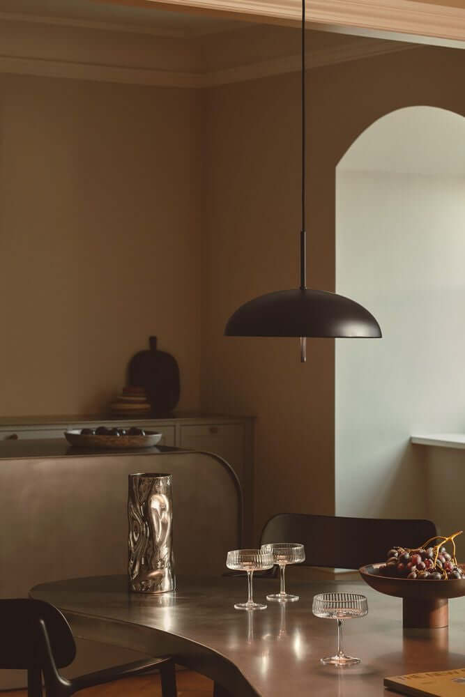 Pendelleuchte Versale 35 in skandinavischem Design über einem Essbereich