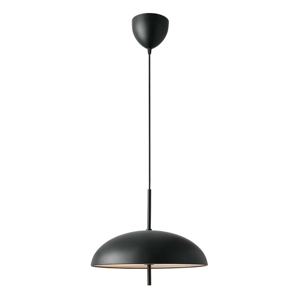 Pendelleuchte Versale 35 in modernem skandinavischen Design mit runden Lampenschirm und blendfreier Lichtquelle.
