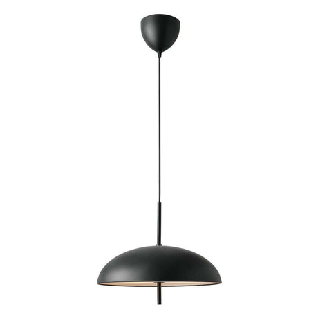 Pendelleuchte Versale 35 in modernem skandinavischen Design mit runden Lampenschirm und blendfreier Lichtquelle.