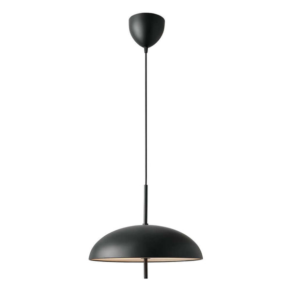 Pendelleuchte Versale 35 in modernem skandinavischen Design mit runden Lampenschirm und blendfreier Lichtquelle.