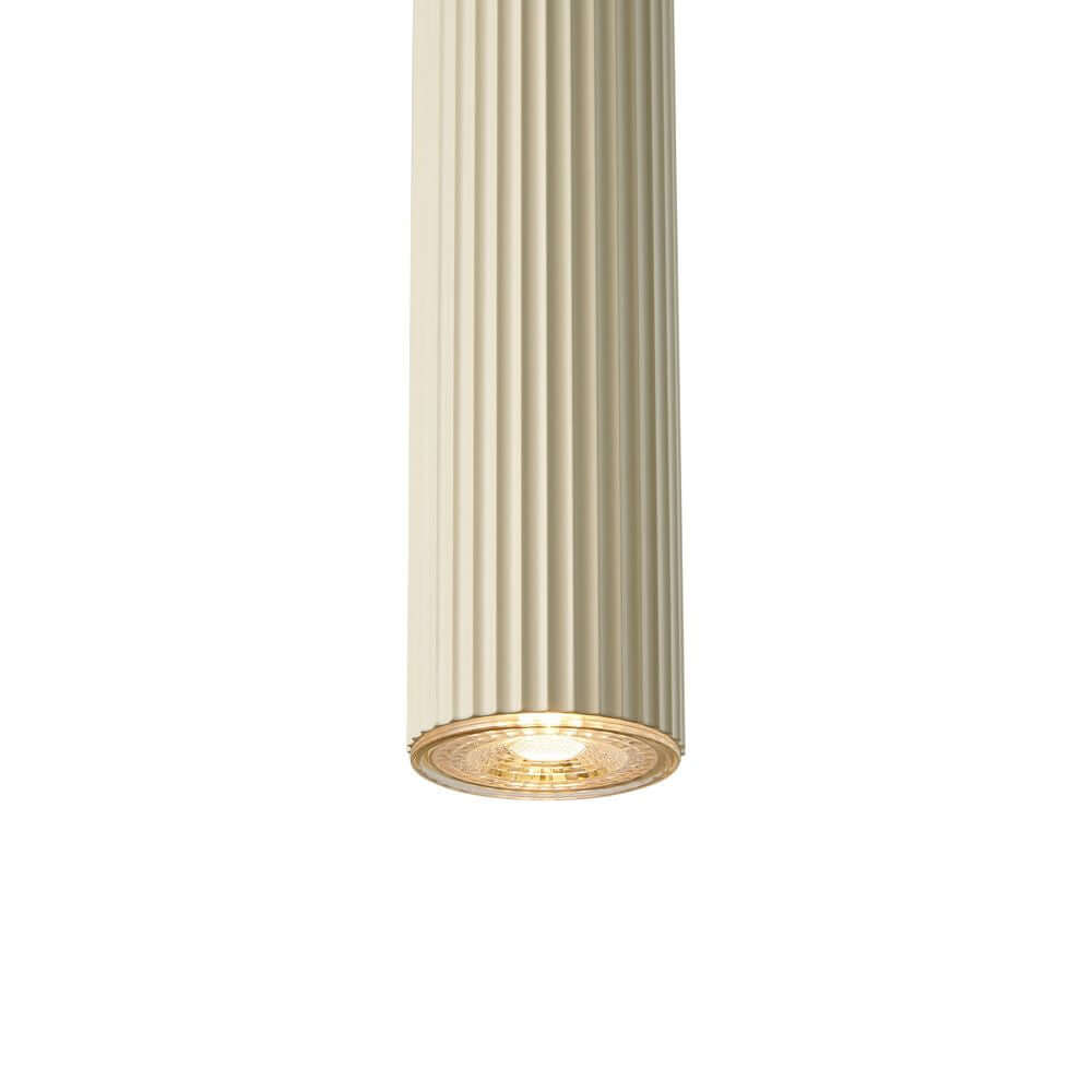 Pendelleuchte Vico mit minimalistischer, gerippter Oberfläche und nach unten gerichteten Licht.