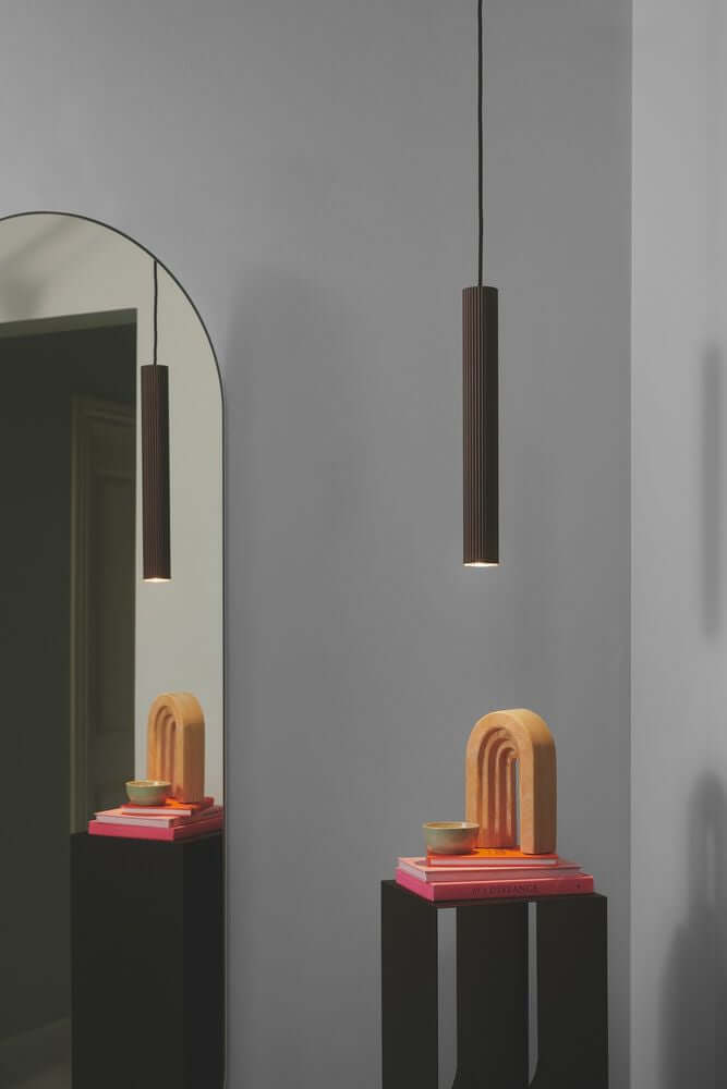 Pendelleuchte Vico im minimalistischen Raumdesign mit dekorativem Spiegel und geometrischen Elementen.