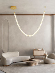 Perla LED Deckenleuchte 42-flammig 3000K Gold in modernem Wohnzimmer mit goldener Lichtkette