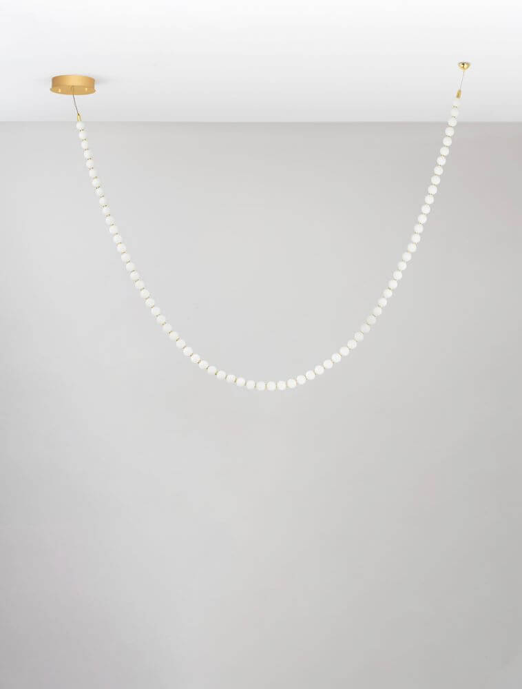 Perla LED Deckenleuchte 70-flammig 3000K Gold mit elegantem Design und goldenen Akzenten.