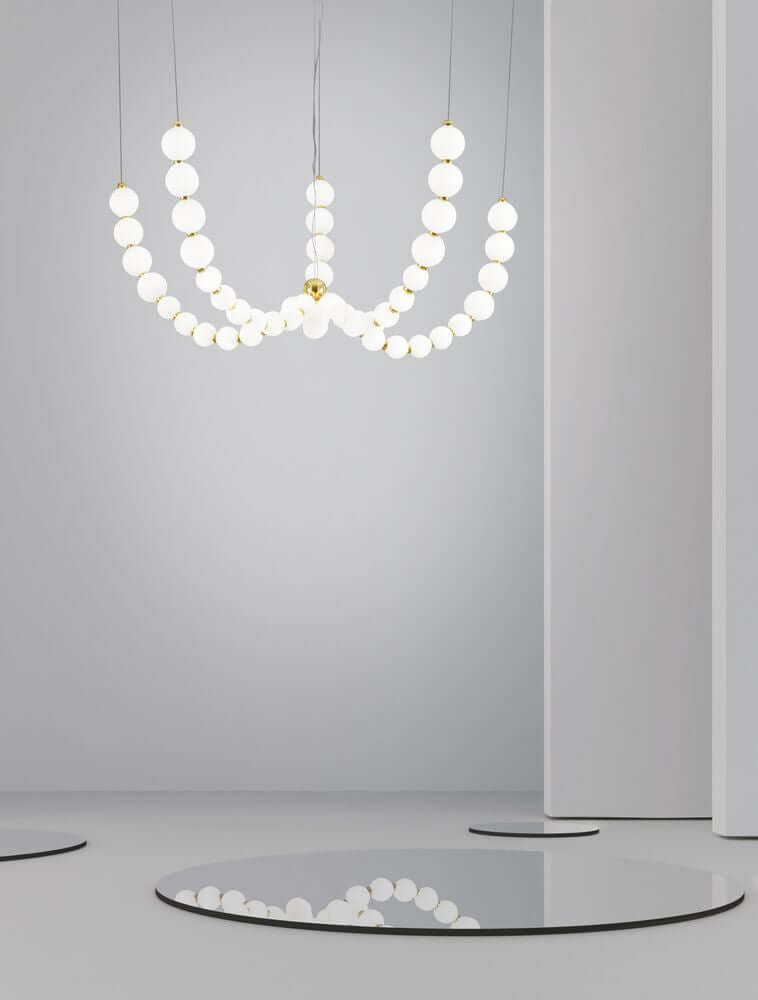 Perla LED Pendelleuchte 55-flammig Ø 118cm 3000K Gold in modernem Interieur