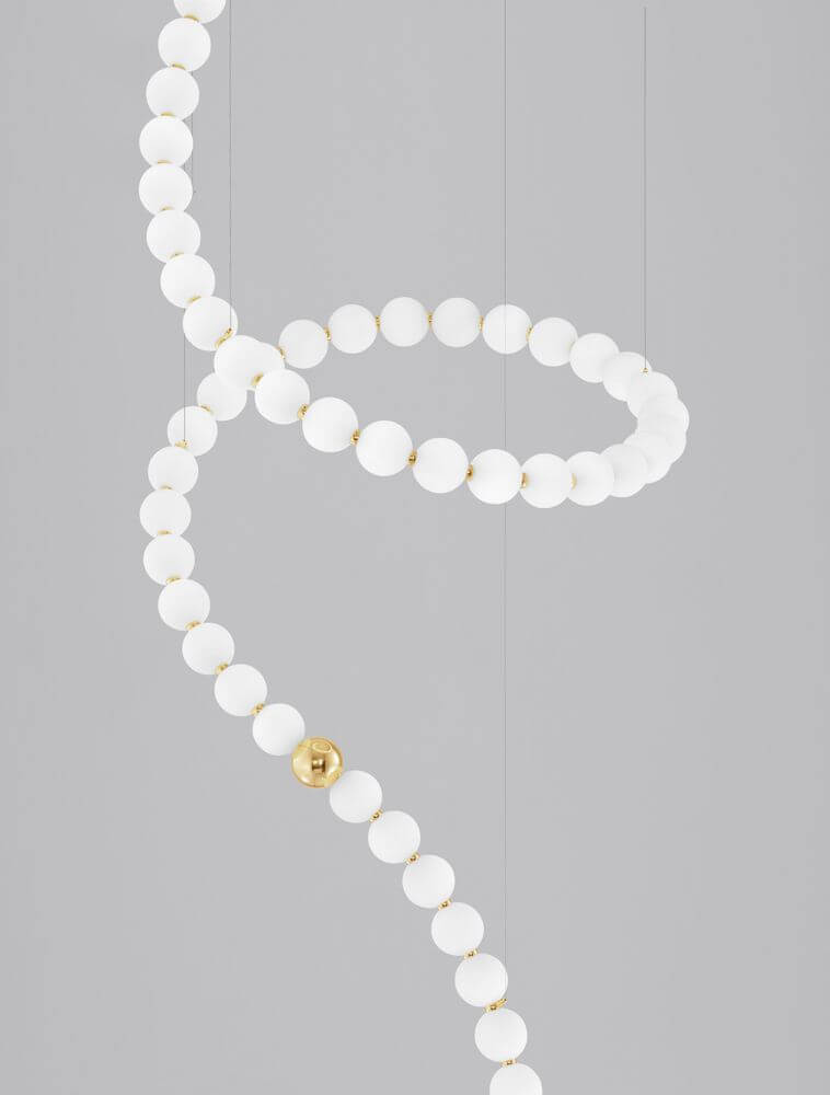 Perla LED Pendelleuchte 67-flammig Ø 79cm 3000K mit eleganten weißen Perlen und goldenen Akzenten.