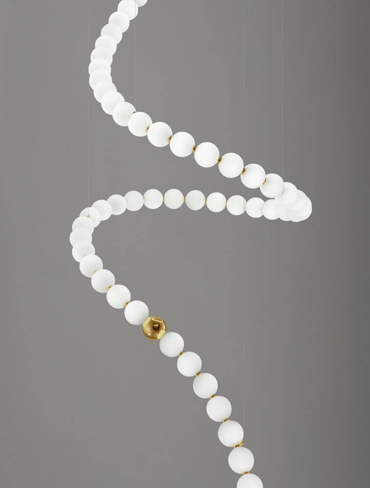 Perla LED Pendelleuchte 67-flammig Ø 79cm 3000K, elegante Hängelampe mit weißem Metall und Opalglas.