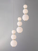 Perla LED Pendelleuchte 9-flammig Ø 31cm 3000K mit runden Opalglaslampen in elegantem Design.