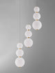 Perla LED Pendelleuchte 9-flammig Ø 31cm 3000K – stilvolle Hängelampe mit opalem Glas und goldenen Akzenten.