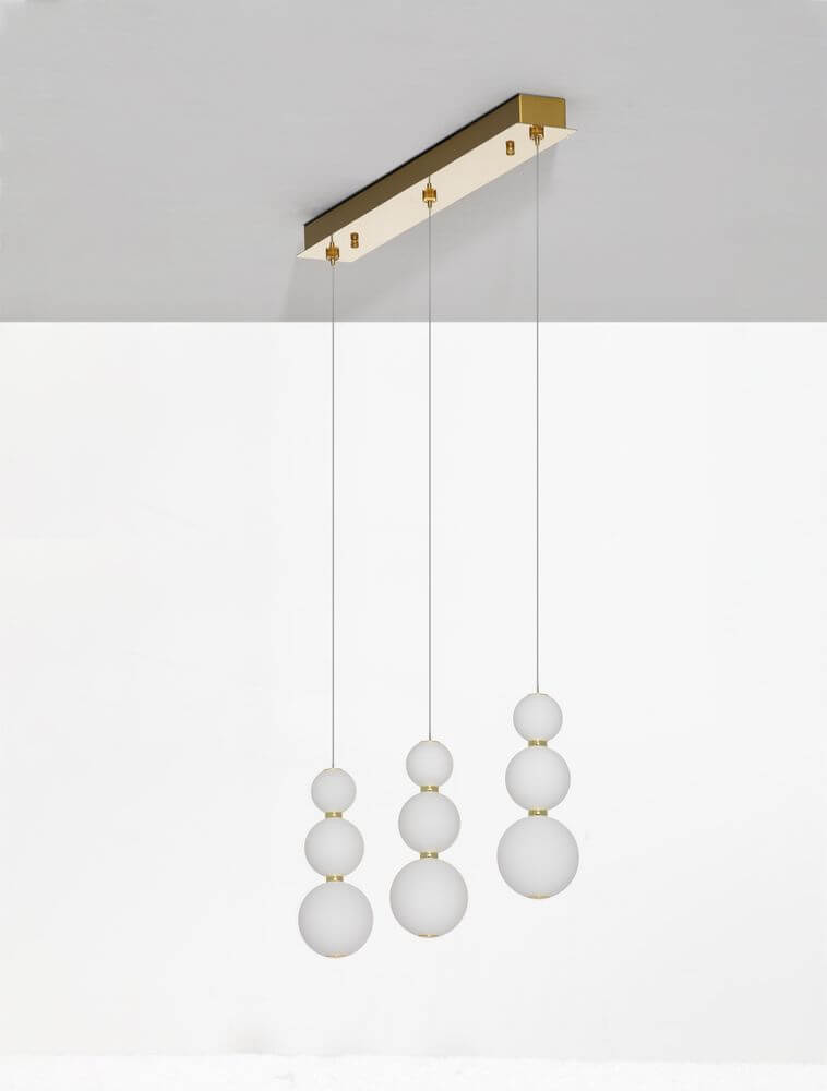 Perla LED Pendelleuchte Balken 70cm 9-flammig 3000K Gold mit runden Opalglas-Elementen und goldenem Metall.