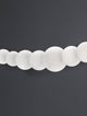 Perla LED Pendelleuchte Tiefbogen 13-flammig 3000K in elegantem Opalglas auf dunklem Hintergrund