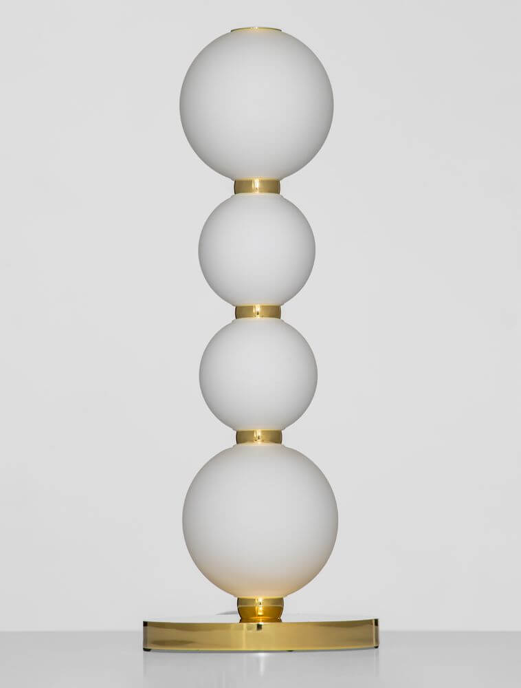 Perla LED Tischleuchte 3000K Gold mit goldfarbenem Metall und Opalglas, modernes Design für jeden Tisch.
