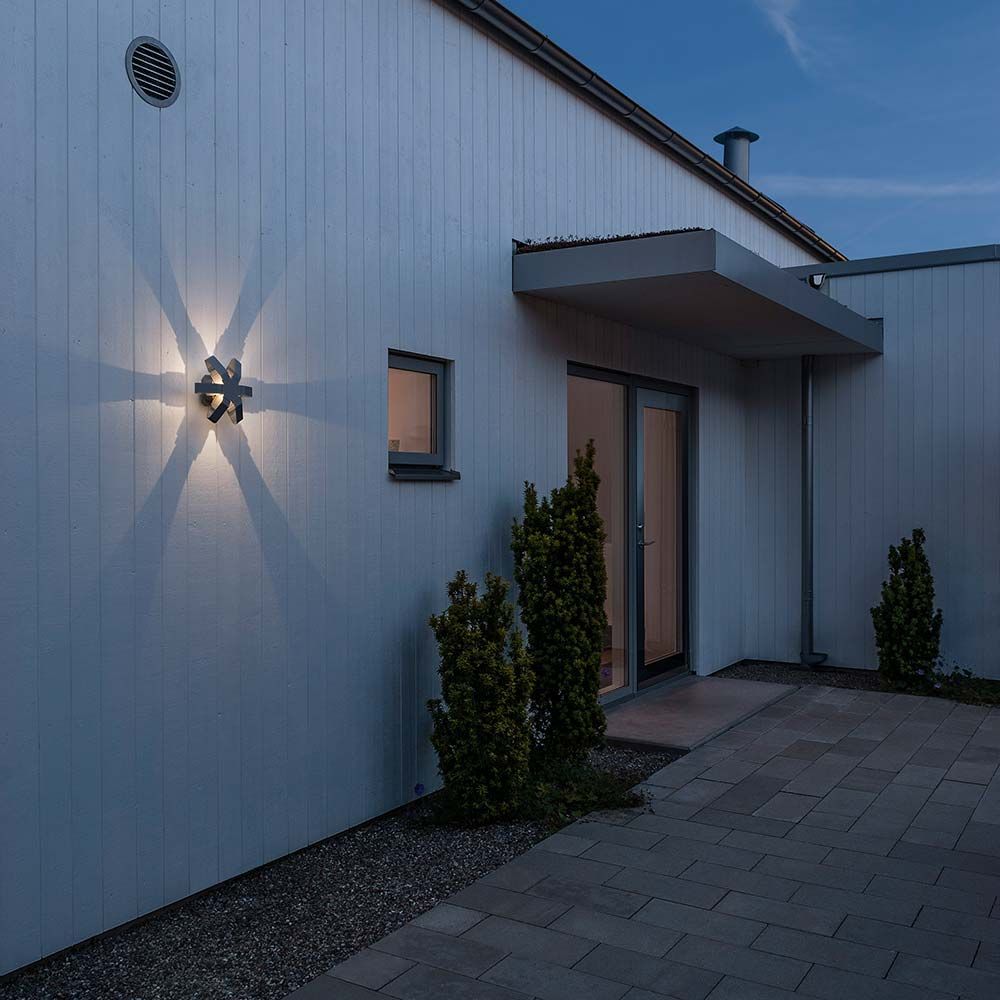 Pescara LED Außen-Wandleuchte in Anthrazit an einem modernen Gebäude, klares Acrylglas, stimmungsvolles Lichtspiel.