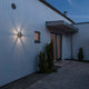 Pescara LED Außen-Wandleuchte in Anthrazit an einem modernen Gebäude, klares Acrylglas, stimmungsvolles Lichtspiel.