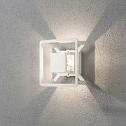 Pescara LED Außen-Wandleuchte Weiß, klares Glas an einer Wand montiert, modernes Design mit warmem Licht.