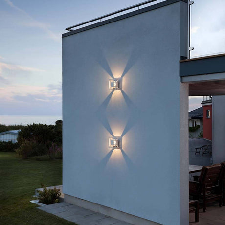 Pescara LED Applique da Esterno Bianca, vetro chiaro su una parete esterna con illuminazione soffusa.