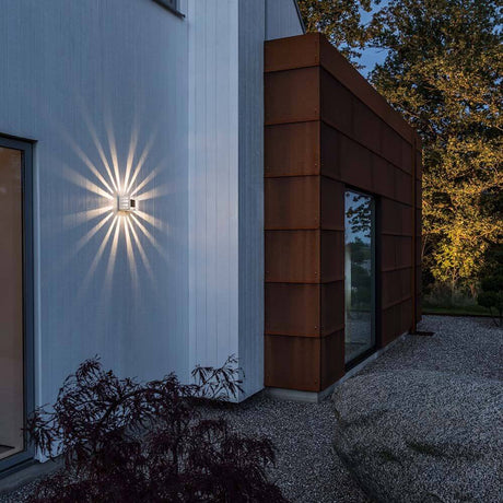 Pescara LED Applique da esterno Bianca, vetro acrilico trasparente sulla parete esterna di una casa moderna.