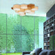 Pettine LED Design Deckenleuchte 43W, 3000K Gold-satiniert in modernem Wohnraum mit grüner Wand.