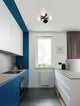 Moderne Pielo Deckenleuchte G9 4-flammig in stilvollem Kücheninterieur mit blauen Akzenten.