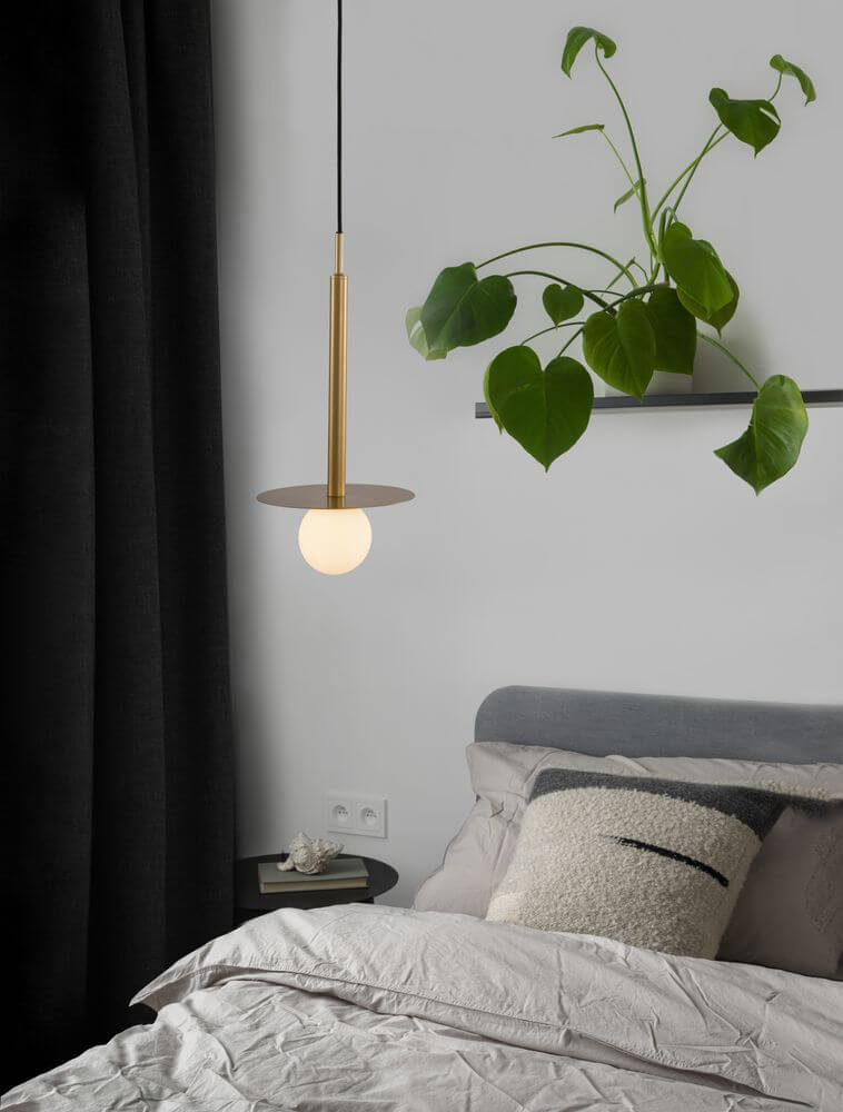 Pielo Pendelleuchte G9 Ø 22cm in modernem Schlafzimmer mit Pflanzen und stilvollem Dekor.
