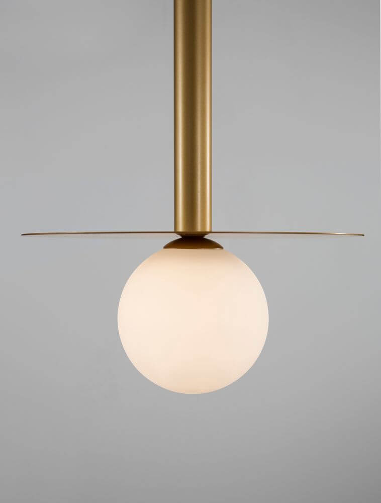 Pielo Pendelleuchte G9 Ø 22cm mit goldfarbener Metallaufhängung und milchigem Glasschirm.