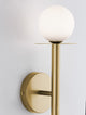 Pielo Wandleuchte G9 H 45cm in elegantem Design aus Metall und Opalglas an einer Wand.