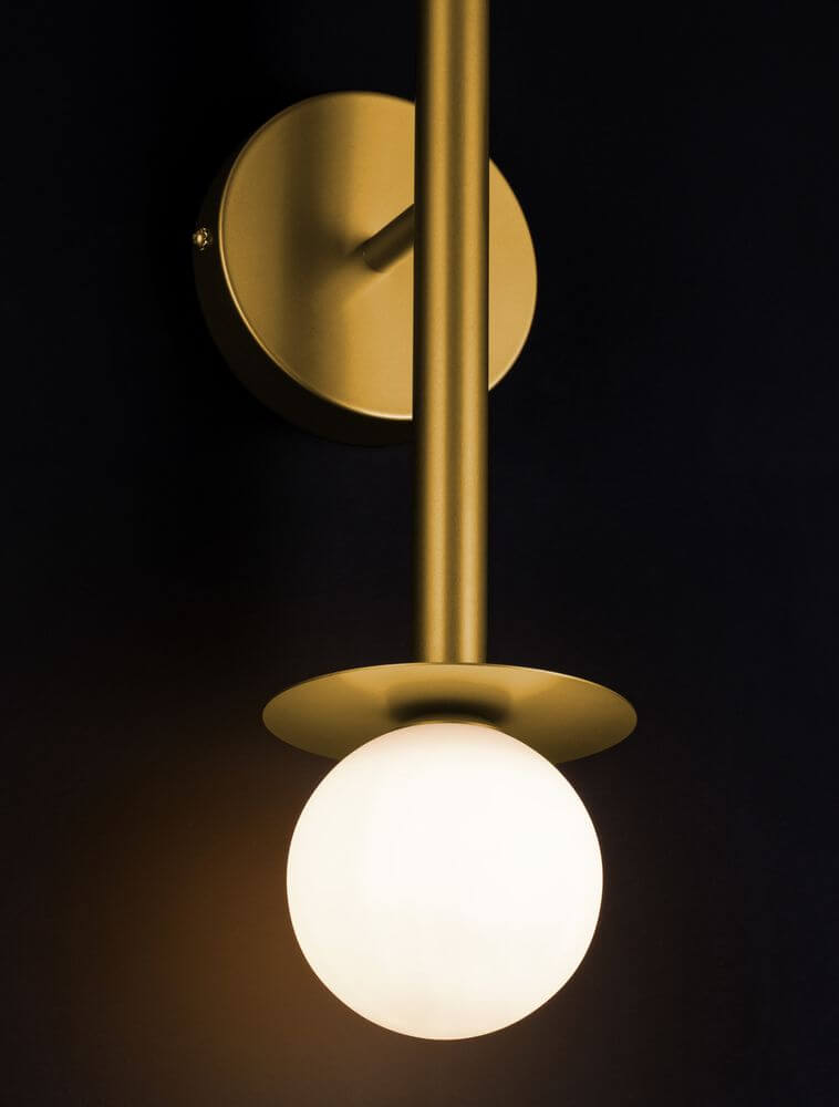 Pielo Wandleuchte G9 H 67cm in modernem Design mit goldfarbenem Metall und opalglas Kugel.