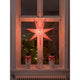 Pinker Papierstern perforiert und pink bestickt 7 Zacken ohne Leuchtmittel leuchtet im Fenster und schafft gemütliche Stimmung.