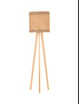 Plette Stehlampe Natur mit Rattan-Schirm und Holzbeinen, perfekt für eine gemütliche Wohnatmosphäre.