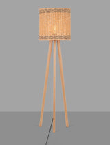 Plette Stehlampe Natur mit einem modernen Design, Rattan-Schirm und Holzfüßen, ideal für jeden Wohnraum.
