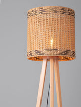 Plette Stehlampe Natur mit runden Korbkörper und klaren Holzbeinen, ideal für ein modernes Wohnambiente.