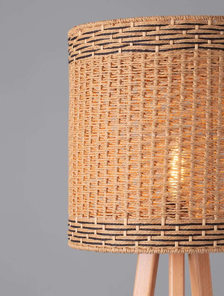 Plette Stehlampe mit Naturmaterialien, stilvoller Lampenschirm aus Rattan und Holzgestell.