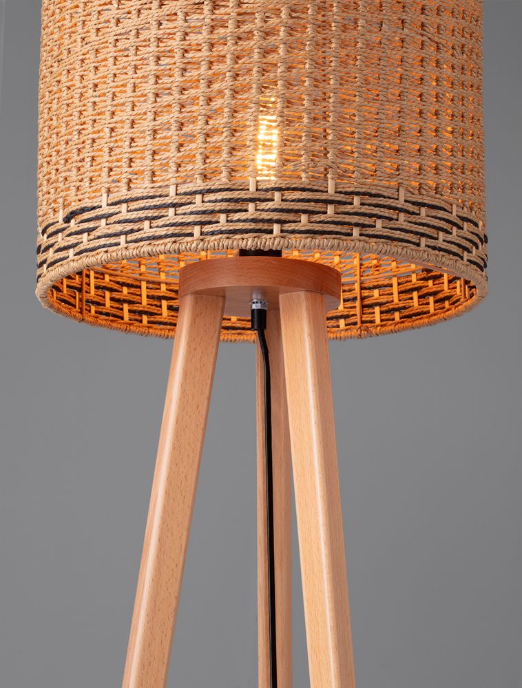 Plette Stehlampe Natur mit handgewebtem Lampenschirm und Holzbeinen für warmes, gemütliches Licht.