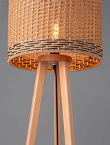 Plette Stehlampe Natur mit handgewebtem Lampenschirm und Holzbeinen für warmes, gemütliches Licht.