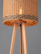 Plette Stehlampe Natur mit naturfarbener Wasserhyazinthe und Holzständer, sanftes Licht für eine warme Atmosphäre.