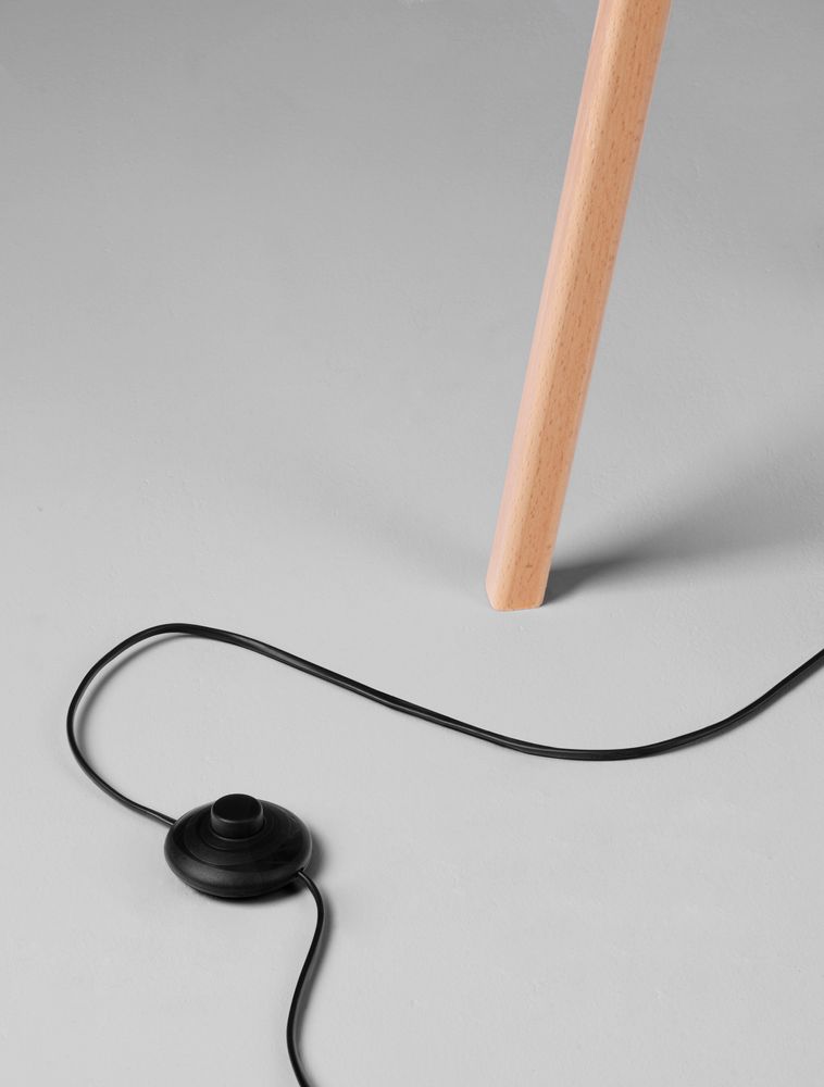 Detailaufnahme der Plette Stehlampe Natur mit Holzbein und schwarzem Kabel.